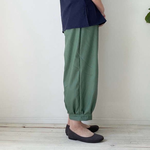 □再販春夏用/綿オックスカフスバルーンパンツ モスグリーン／黒／オフ白　丈調節可能　ウエストゴム　大人ゆったりコーデ 4枚目の画像