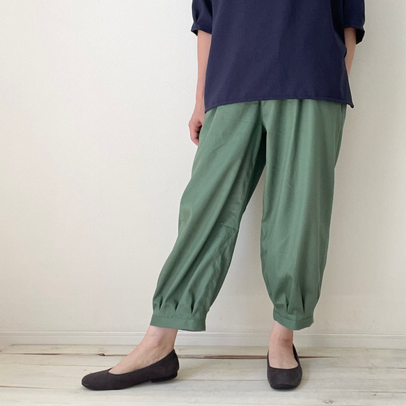 □再販春夏用/綿オックスカフスバルーンパンツ モスグリーン／黒／オフ白　丈調節可能　ウエストゴム　大人ゆったりコーデ 2枚目の画像