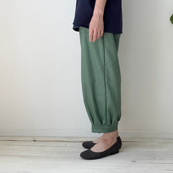 □再販春夏用/綿オックスカフスバルーンパンツ モスグリーン／黒／オフ白　丈調節可能　ウエストゴム　大人ゆったりコーデ 3枚目の画像