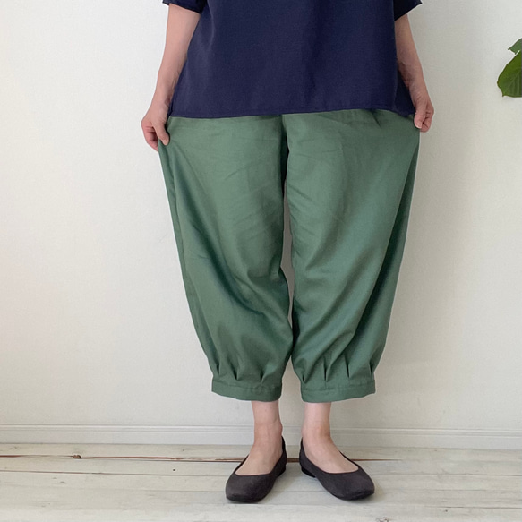 □再販春夏用/綿オックスカフスバルーンパンツ モスグリーン／黒／オフ白　丈調節可能　ウエストゴム　大人ゆったりコーデ 5枚目の画像