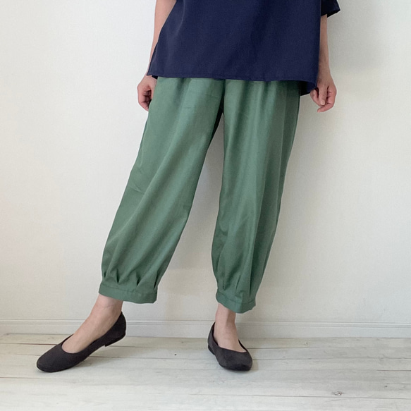 □再販春夏用/綿オックスカフスバルーンパンツ モスグリーン／黒／オフ白　丈調節可能　ウエストゴム　大人ゆったりコーデ 1枚目の画像