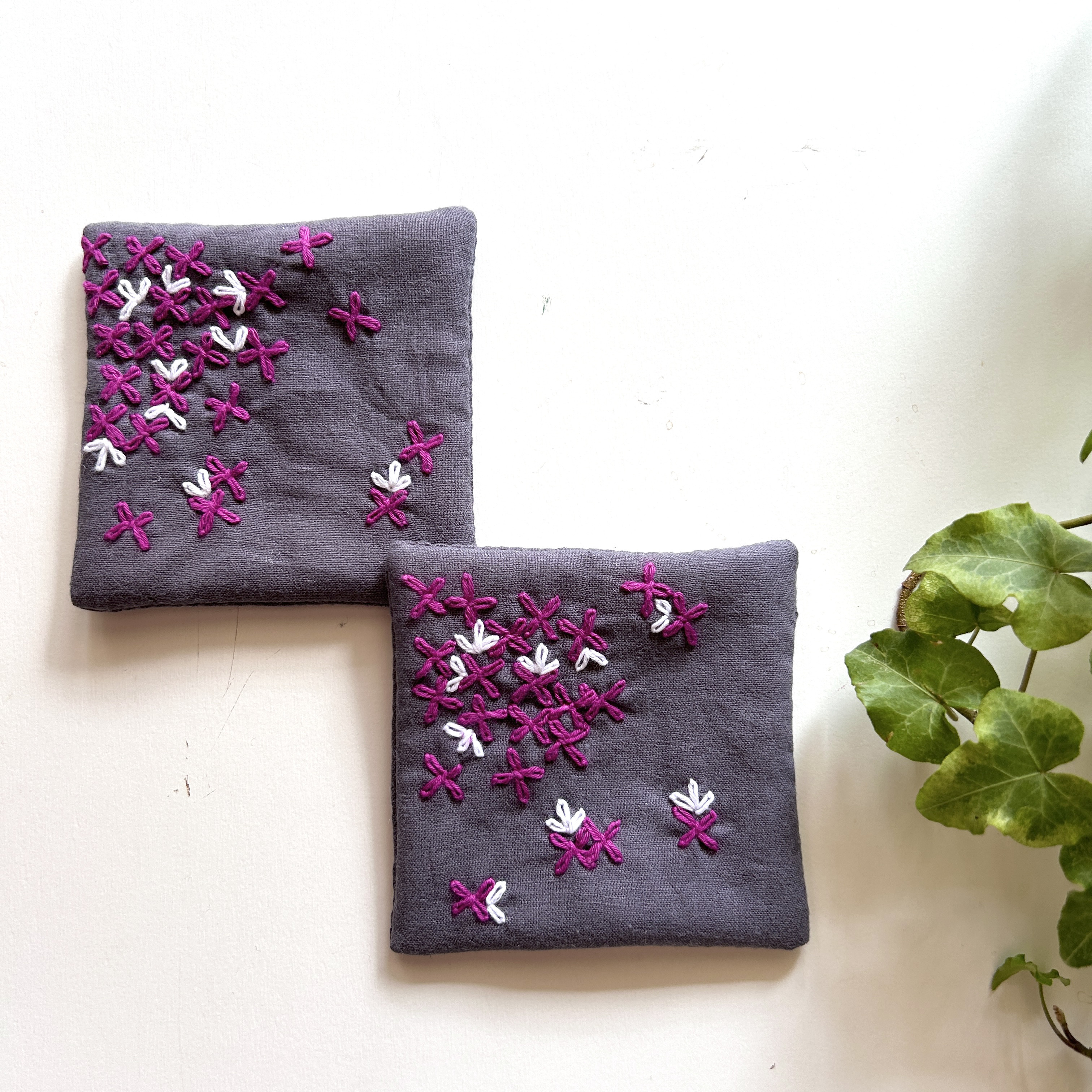 紫色の花柄刺繍座布団 紫色の花柄刺繍座布団 楽天市場】一目惚れデザインの刺繍