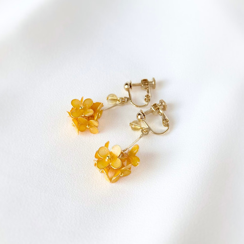 小さな秋の花＊金木犀のフラワーボールイヤリング／ピアス イエロー