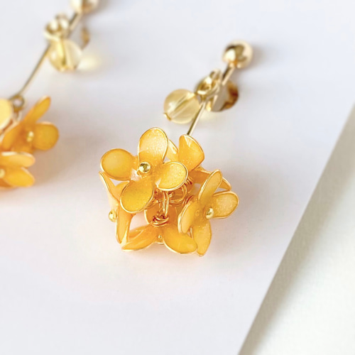 小さな秋の花＊金木犀のフラワーボールイヤリング／ピアス イエロー