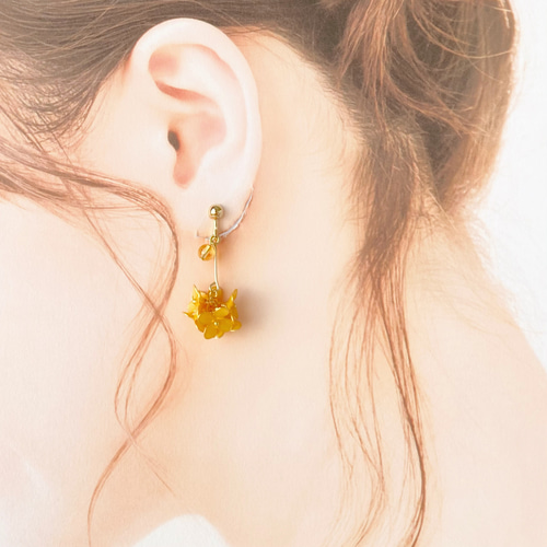小さな秋の花＊金木犀のフラワーボールイヤリング／ピアス イエロー