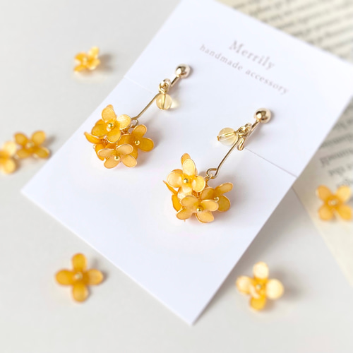 小さな秋の花＊金木犀のフラワーボールイヤリング／ピアス イエロー