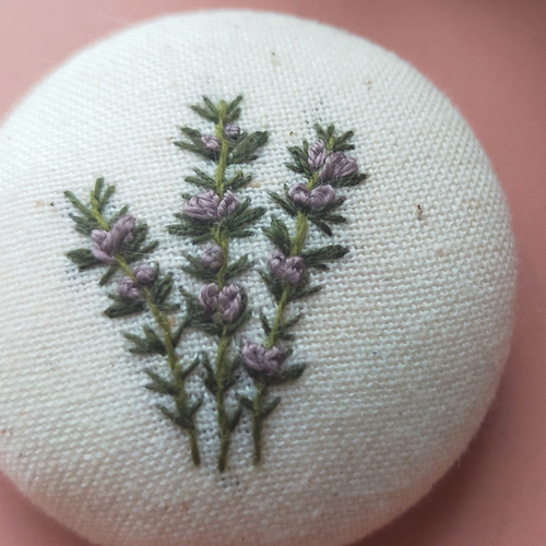 ナチュラル【ローズマリー 】 手刺繍ブローチ 38mm シンプル ブローチ