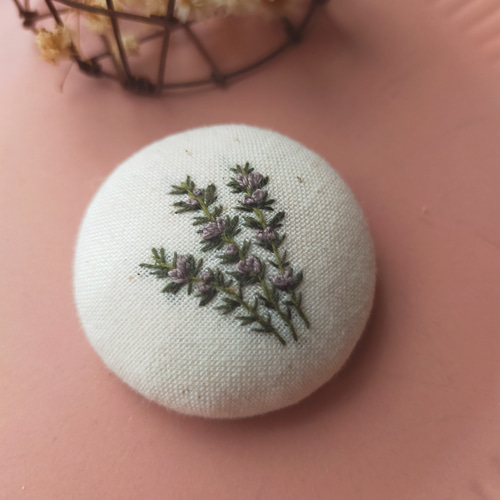 ナチュラル【ローズマリー 】 手刺繍ブローチ 38mm シンプル ブローチ