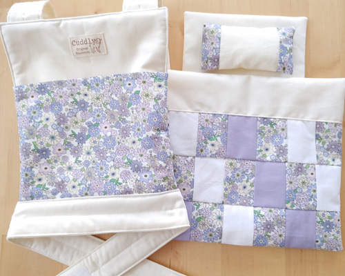 ドールキャリア❤︎ハンドメイド　ツイル薄ピンク　いちご&小花柄 ドールキャリア お人形用抱っこ紐 お布団セット 紫 小花柄