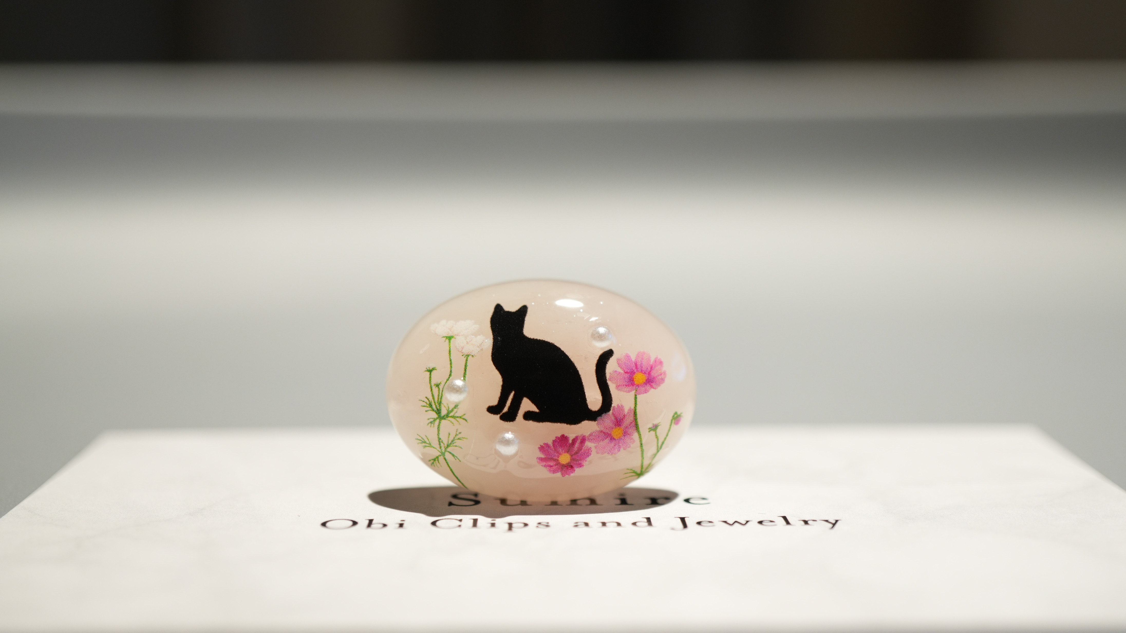 天然石ローズクォーツと猫の帯留め　秋桜　ポニーフック ブローチ