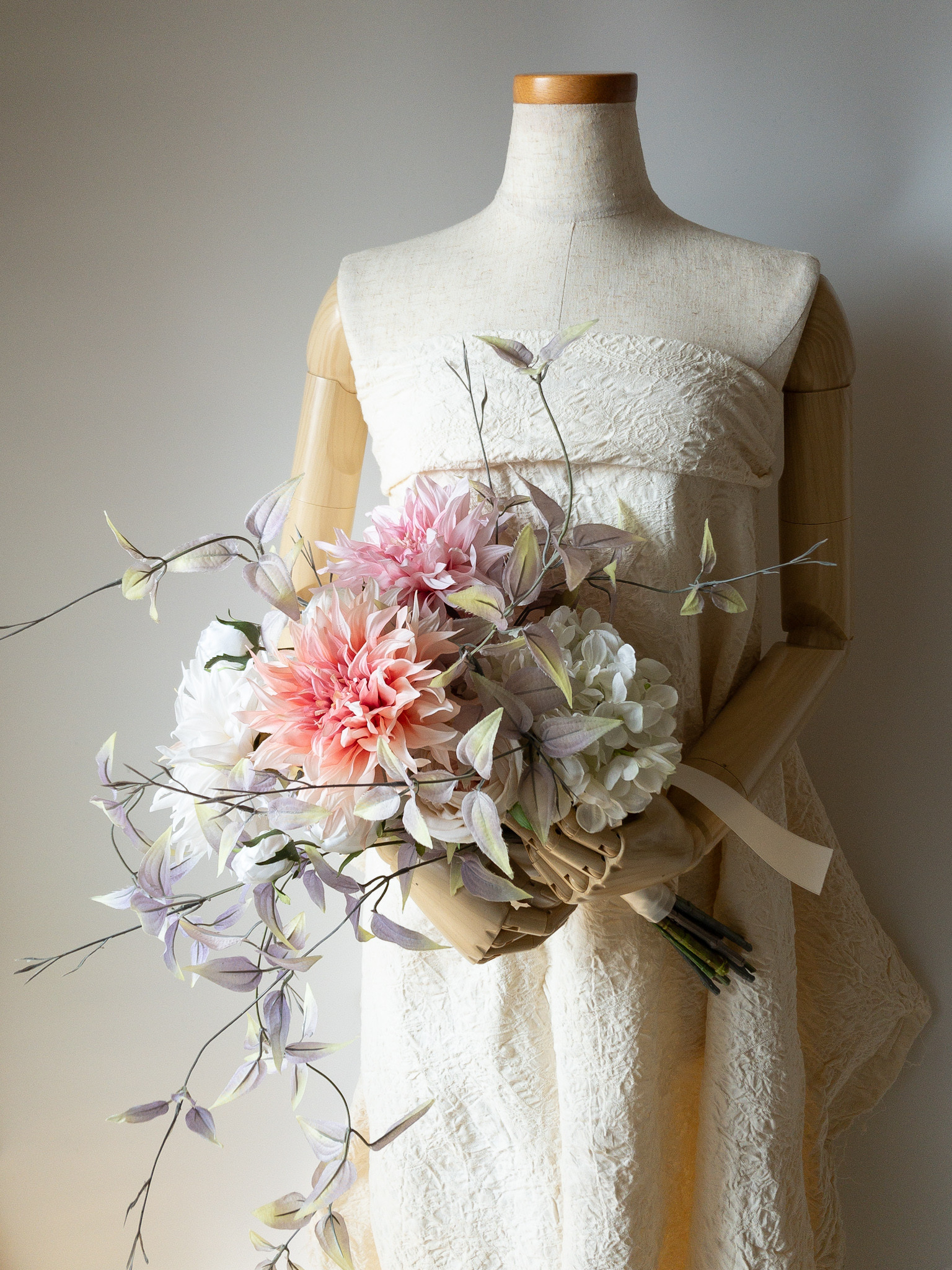 アーティフィシャルフラワーブーケ　桜色ふんわりクラッチブーケ　ダリア　アジサイ