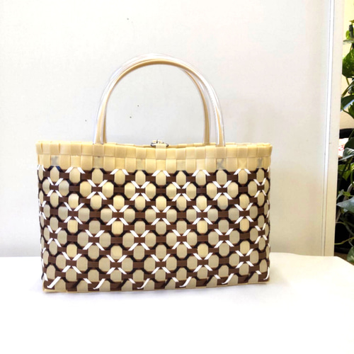 ppバンド、プラカゴ、かごバッグ、 ベージュに焦げ茶を合わせて