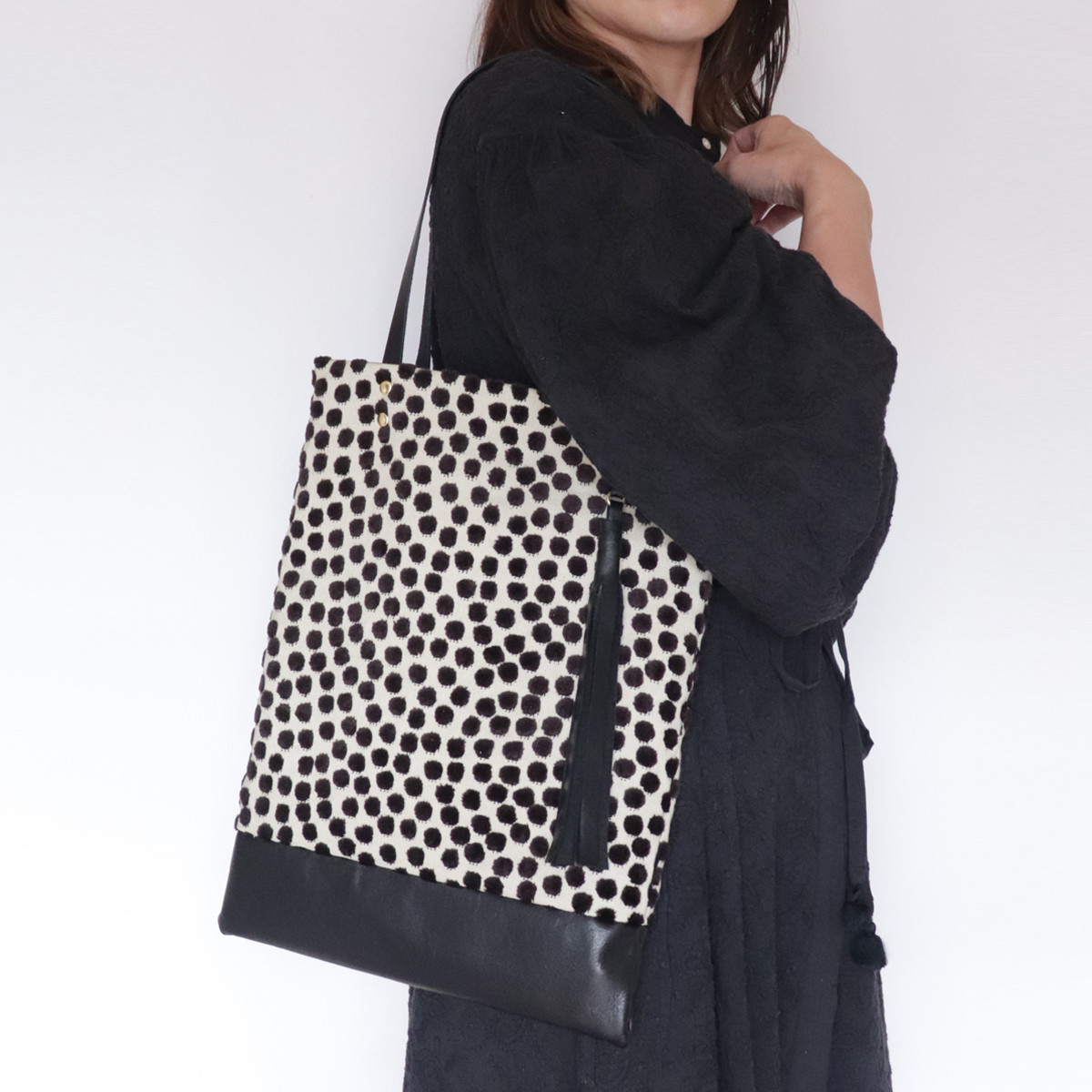 上質な生地　ジャガードパイルと牛革レザーのA4トートバッグ　DOTS&BLACK