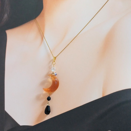 ハロウィン】三日月(カボチャ色)レジンネックレス ネックレス