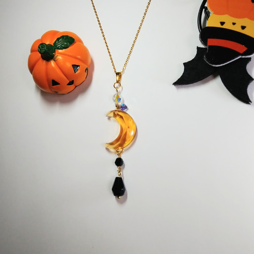 ハロウィン】三日月(カボチャ色)レジンネックレス ネックレス