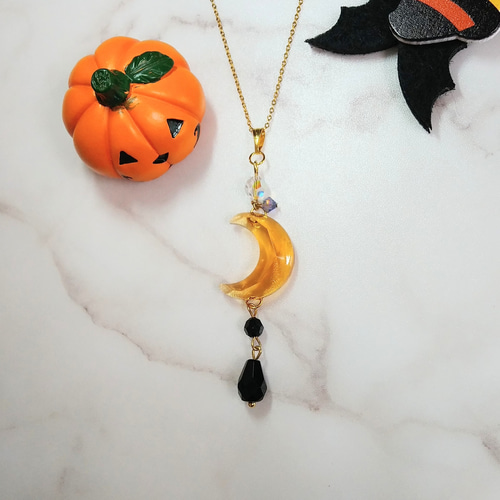 ハロウィン】三日月(カボチャ色)レジンネックレス ネックレス