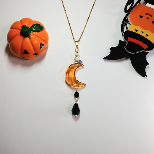 ハロウィン】三日月(カボチャ色)レジンネックレス ネックレス