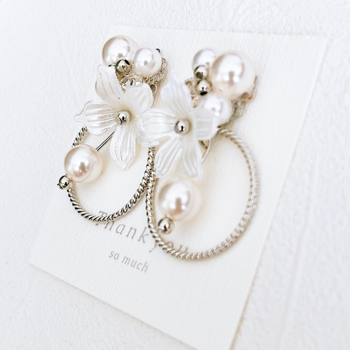no.807 ホワイト白シフォン×パール花びら ピアスイヤリング 大ぶり