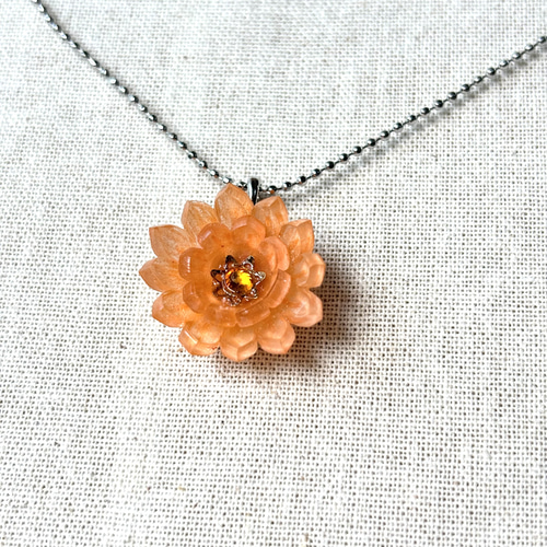 ダリア一輪ネックレス＊ヌードカラー＊ペールオレンジ＊くすみカラー