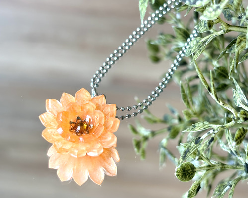 ダリア一輪ネックレス＊ヌードカラー＊ペールオレンジ＊くすみカラー