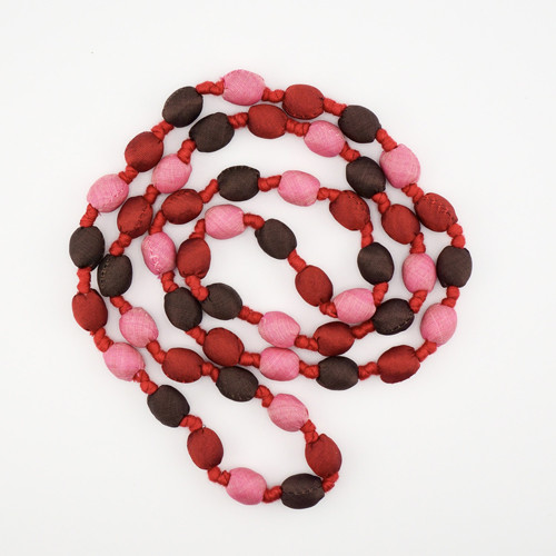 フェアトレード　カンボジアシルク ネックレス（ミックスベリー）シルクネックレス 金属アレルギー 4,721円