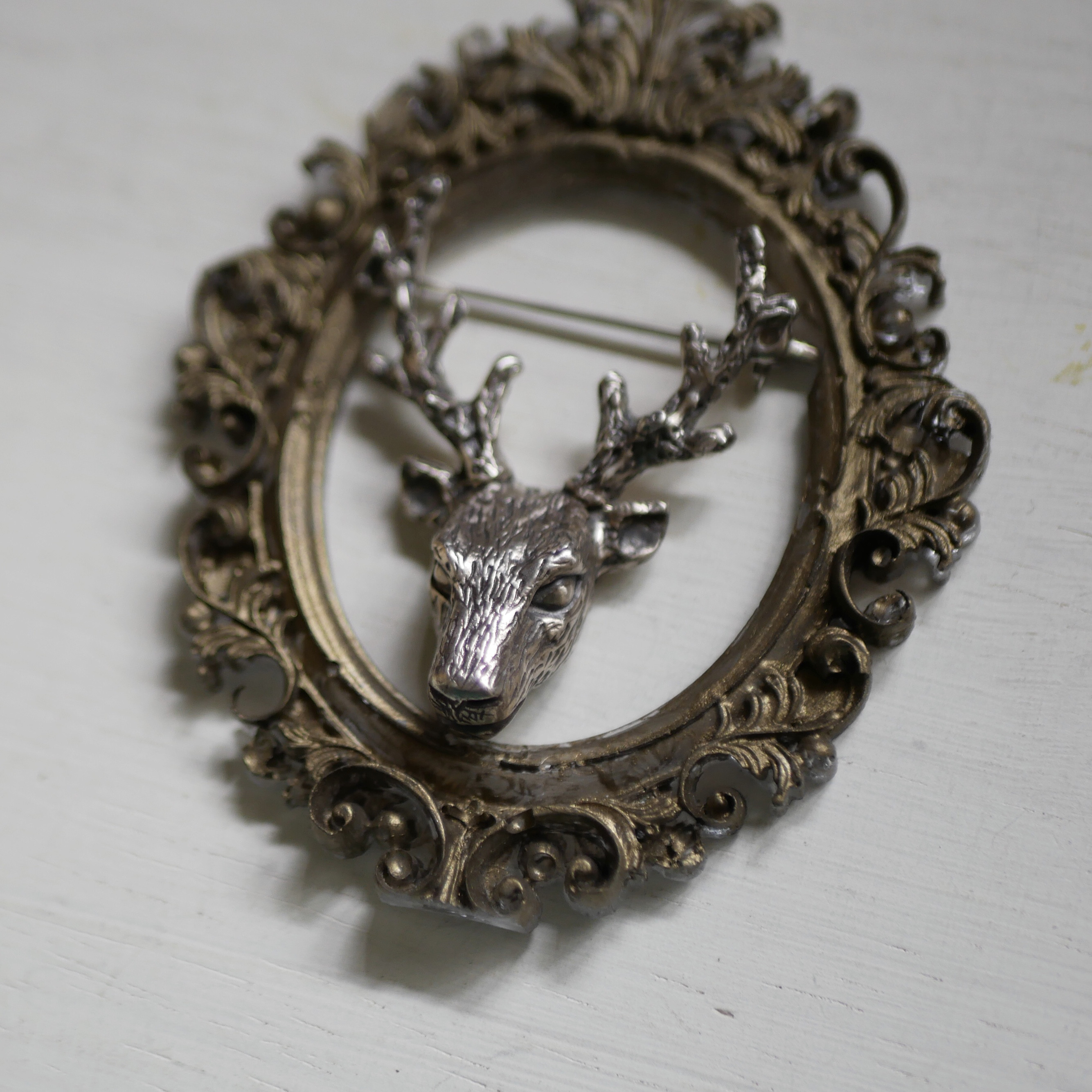 ブローチ【ジェントル鹿/silver925】飾り額縁付き