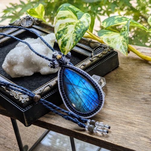 ねこまにあ 特大レインボーラブラドライトのマクラメネックレス ねこま