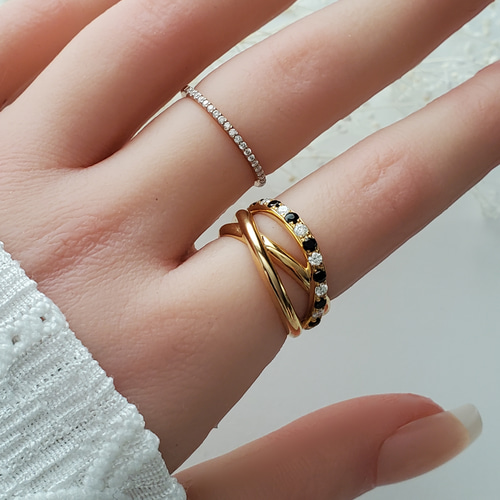 ブラックオニキスⅹモアッサナイトの3連レイヤードゴールドリングSV925