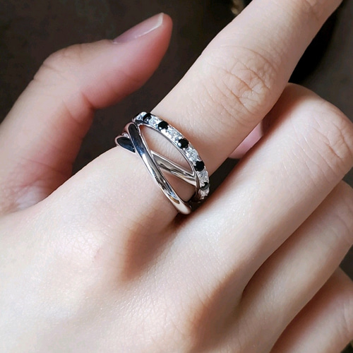 ブラックオニキスⅹモアッサナイトの3連レイヤードゴールドリングSV925