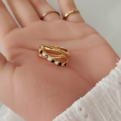 ブラックオニキスⅹモアッサナイトの3連レイヤードゴールドリングSV925