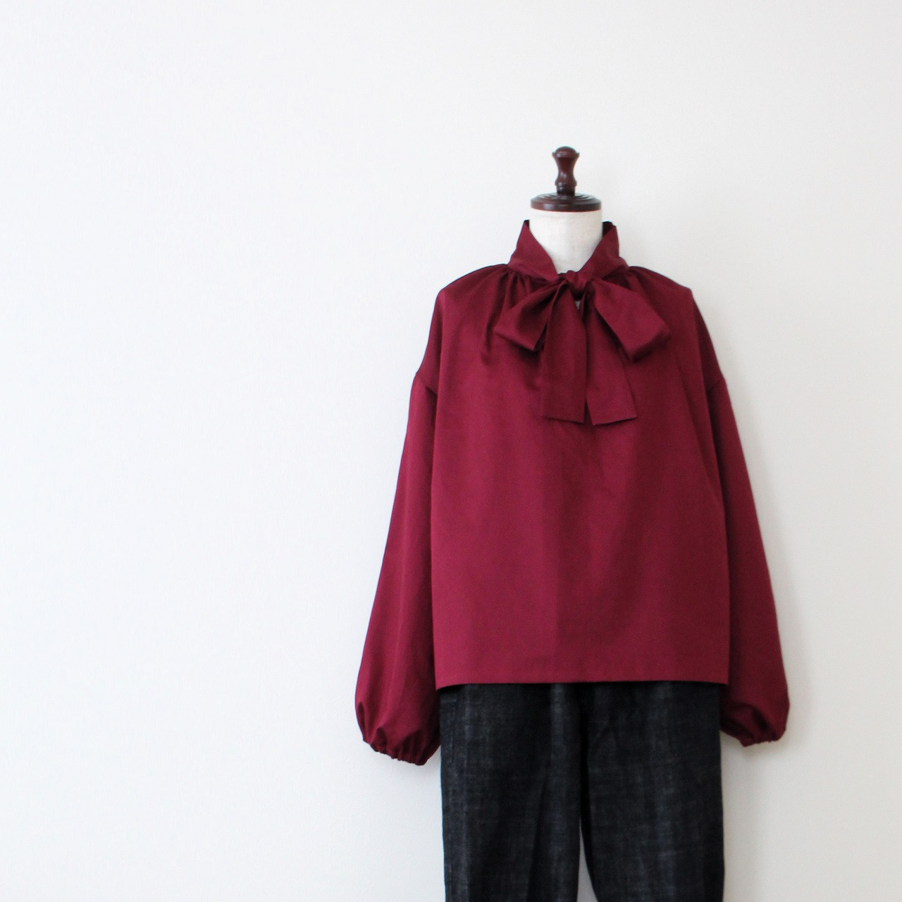 日本製受注生産　コットンサテンタイカラーブラウス