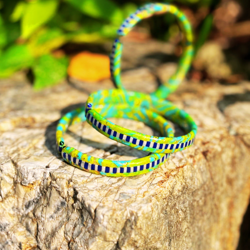 蛇デザインエメラルドバングル