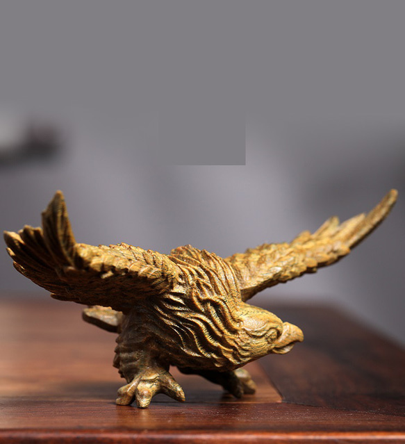 緑の檀の木彫り 鷲の翼 創造的な遊びの手 家の装飾品 テーブルトップ