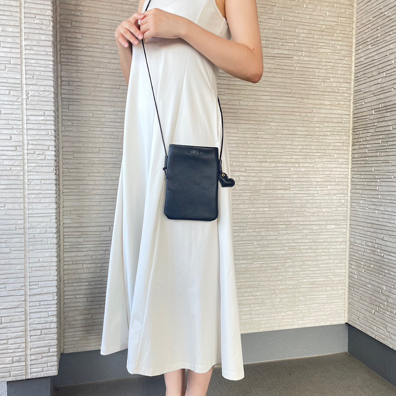 ♡チャーム　ブラックレザー　スマホショルダー