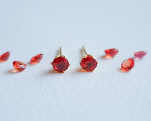 レッドオレンジサファイアの一粒ピアス 3mm 9月誕生石 サージカル