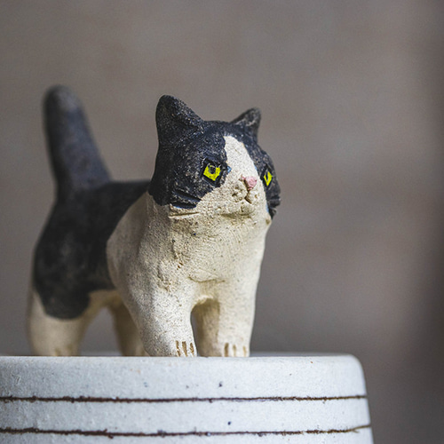 ハチワレ　寝釈迦猫　猫の置物　作家 ハチワレ寝釈迦猫猫の置物作家