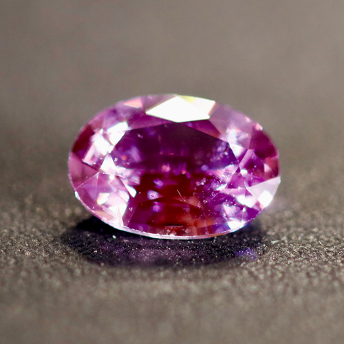 サファイア ピンクがかった紫のサファイア ルース 0.65 カラット