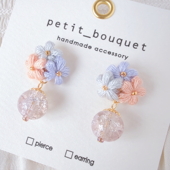 キャンディーみたいなビーズと刺繍糸で編んだお花のアクセサリー