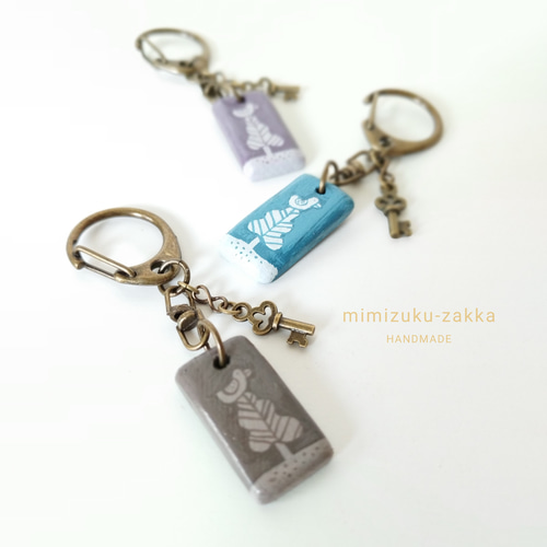 木で作ったキーホルダー】 木と小鳥 北欧テイスト キーリング