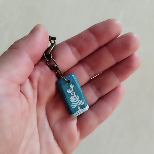 木（訳あり）　レジン　カラフル　鳥のいる木　ペンダントトップ　キーホルダー 木（訳あり） レジン カラフル 鳥のいる木 ペンダントトップ