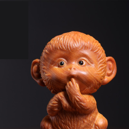 猿の石彫置物 天然崖柏木 可愛い 木彫りの悟空ちゃん やんちゃな子ザル 「言うな