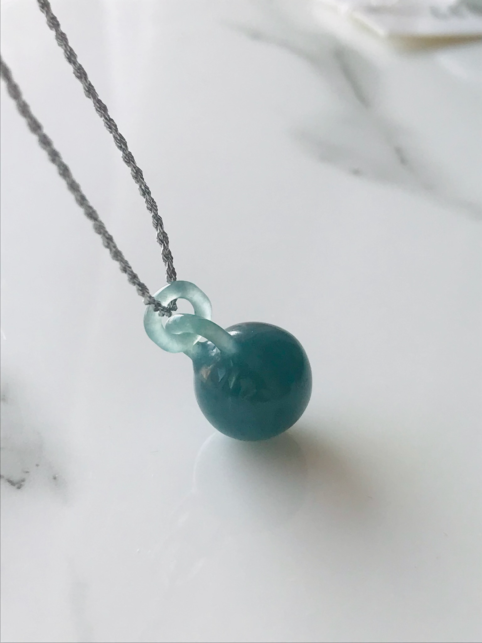 [P440-001］ ジェイド　JADE ヒスイ　本翡翠　ペンダント　天然石　一点物　グアテマラ産　ボール　紐付き