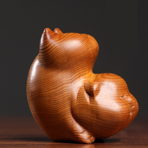 天然崖柏木 可愛い 木彫りのぶくぶく太っている子豚 逆立ちしている子