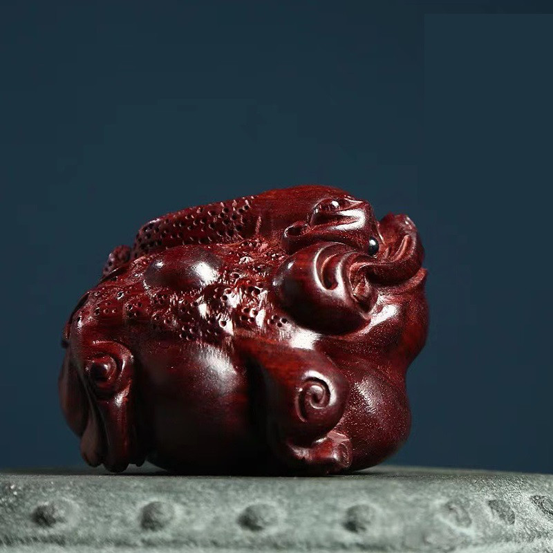 天然紫檀木 木彫りの三足金蟾 キモカワ 財を招く マスコット 茶道置物