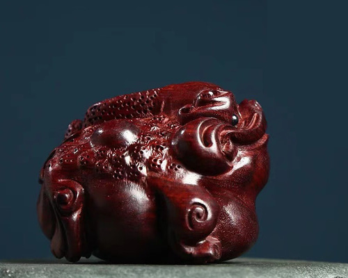 天然紫檀木 木彫りの三足金蟾 キモカワ 財を招く マスコット 茶道置物