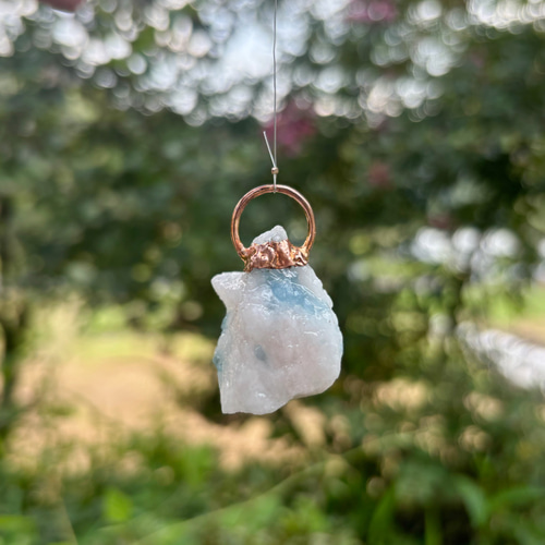 空中鉱石】母岩付きアクアマリン。360度楽しめる鉱石標本 サン