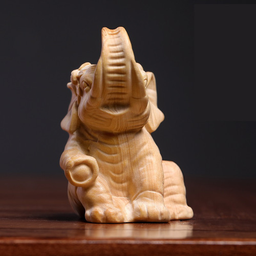 天然黄楊木 木彫りの吉祥象 財を招く マスコット 上品 置物 プレゼント