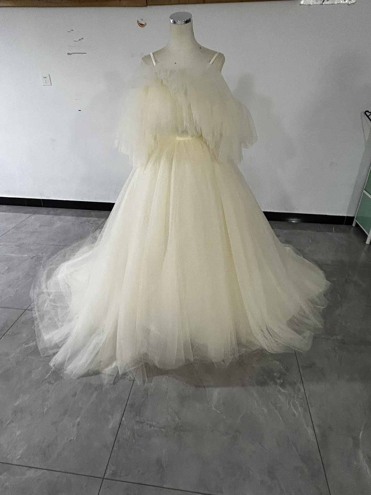 カラードレス 薄シャンパンの色 オフショルダー チュールスカート ファスナー 花嫁 二次会