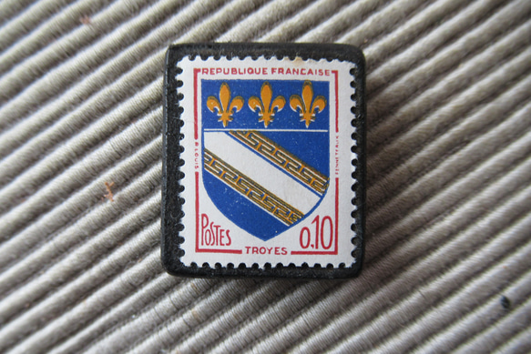 フランス　紋章切手ブローチ875 1枚目の画像