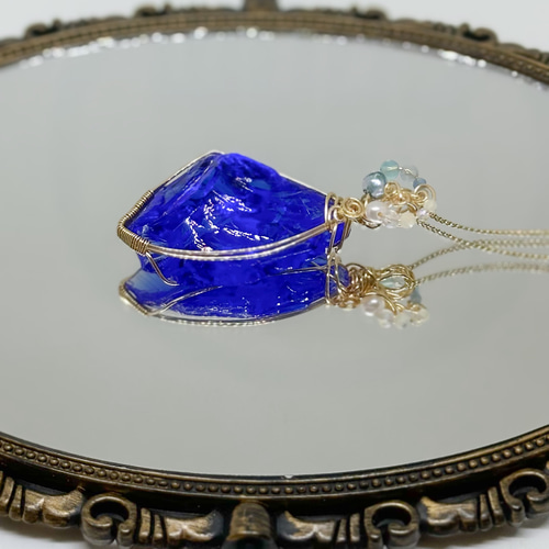 サファイアブルーアンダラクリスタルのワイヤーペンダント ネックレス